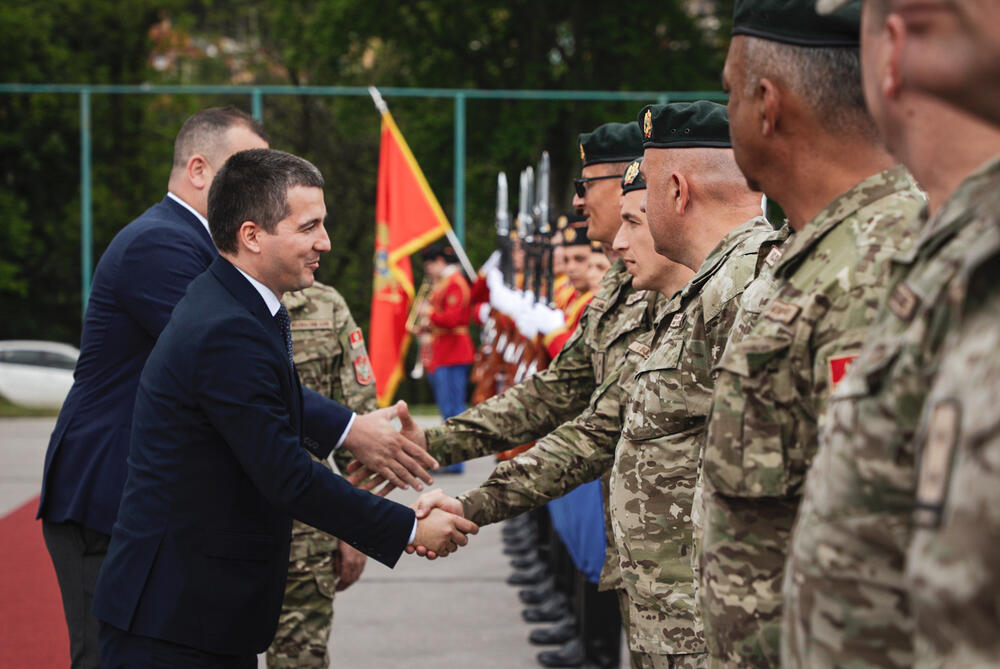 <p>Bečić je kazao da uloga Vojske Crne Gore u očuvanju bezbjednosti Crne Gore ne može biti precijenjena i da Vlada zna sa kojim izazovima i obavezama se profesionalno i požrtvovano crnogorski vojnici suočavaju</p>