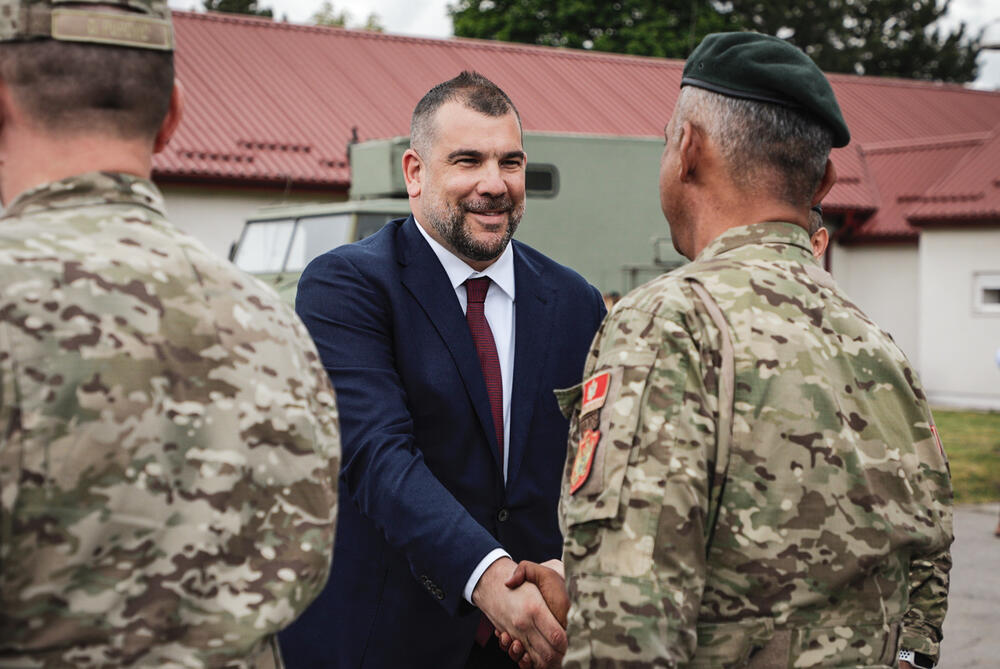 <p>Bečić je kazao da uloga Vojske Crne Gore u očuvanju bezbjednosti Crne Gore ne može biti precijenjena i da Vlada zna sa kojim izazovima i obavezama se profesionalno i požrtvovano crnogorski vojnici suočavaju</p>