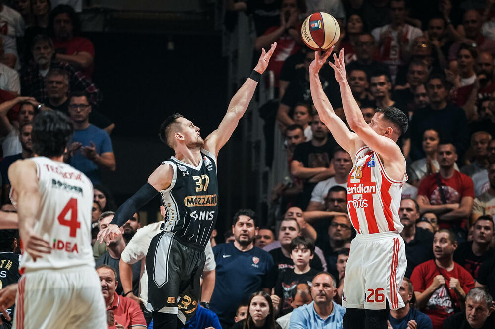 Ubacio 21 poen od 38 Zvezdinih u prvom poluvremenu: Nemanja Nedović u duelu sa Mateušom Ponjitkom, Foto: ABA/Dragana Stjepanović