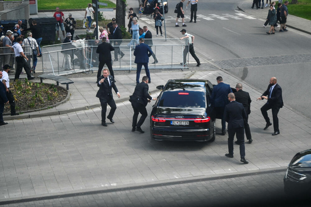 Bezbjednosna služba prenosi Fica u vozilo, Foto: Rojters