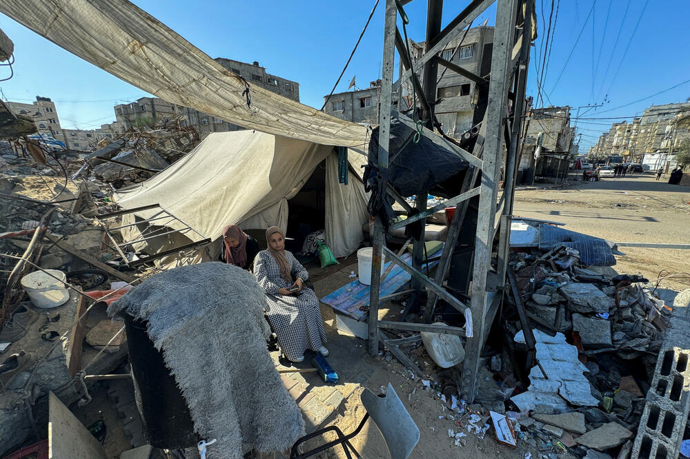 Izbjegli Palestinci kod jednog od šatora u Rafi, Foto: Reuters