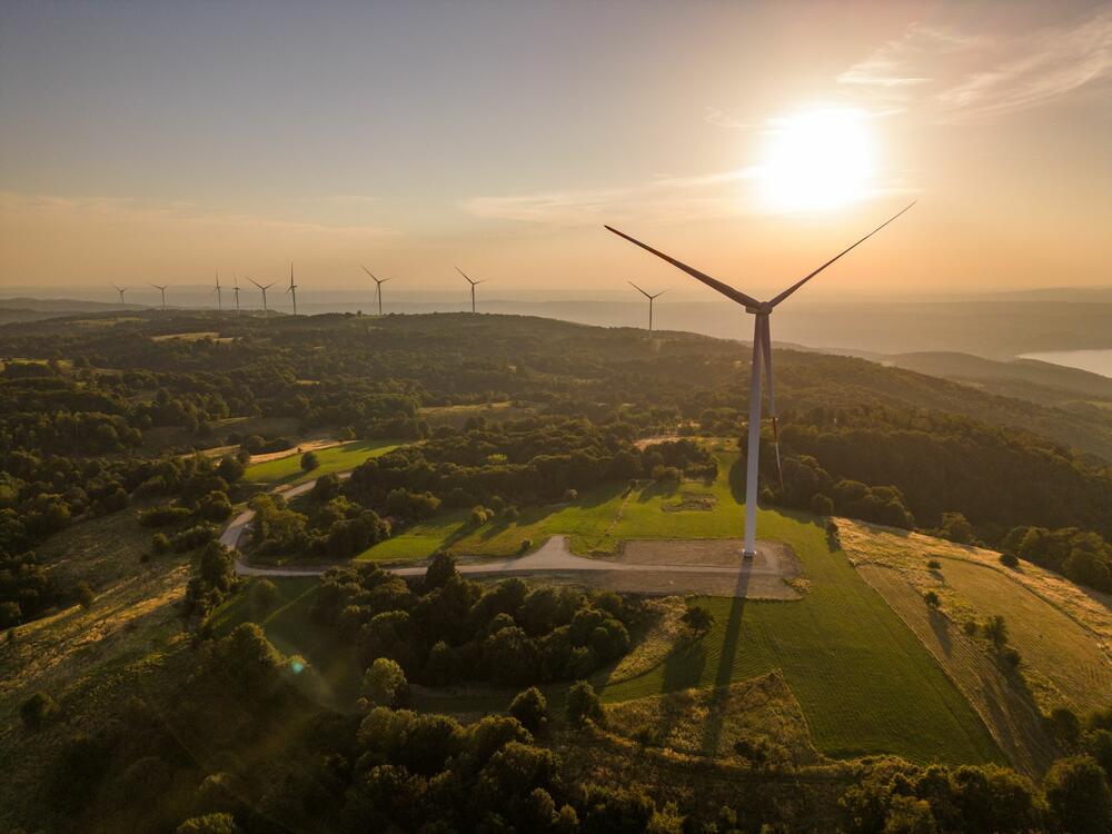 <p><em>MK Group i slovenačka kompanija Alfi Renewables otvorile su vetropark Krivača u Golupcu, i time realizovale jednu od najvećih regionalnih investicija u obnovljive izvore energije vrednu 165 miliona evra</em></p>