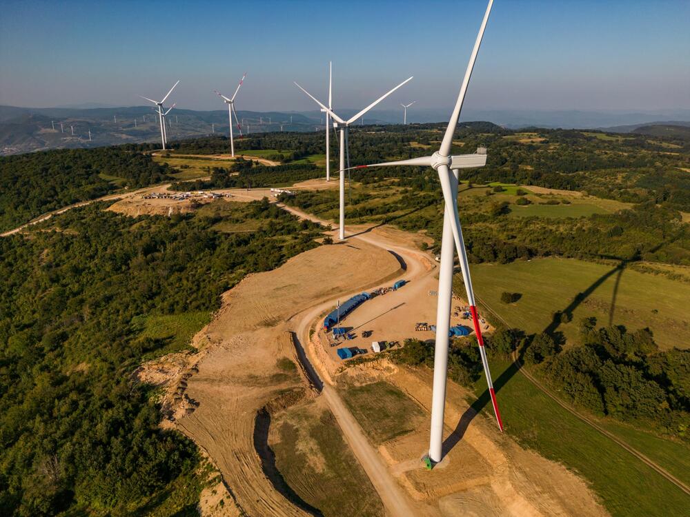 <p><em>MK Group i slovenačka kompanija Alfi Renewables otvorile su vetropark Krivača u Golupcu, i time realizovale jednu od najvećih regionalnih investicija u obnovljive izvore energije vrednu 165 miliona evra</em></p>