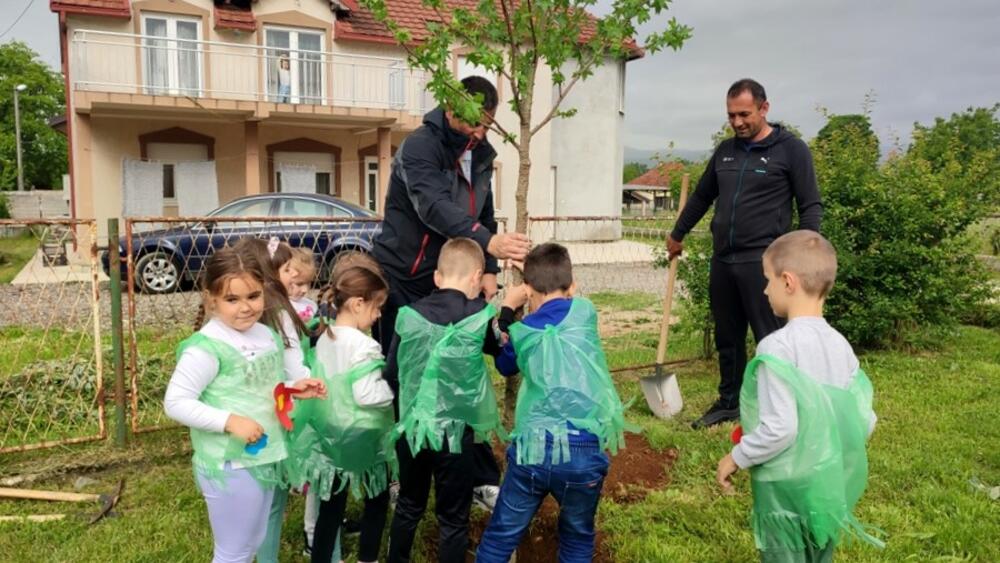 <p>„Htjeli smo da iskoristimo naša znanja i vještine kako bismo unaprijedili uslove boravka mališana u vrtiću i dodatno uredili dvorište. Akcija je lijep primjer mobilizacije zajednice na terenu i pokazatelj koliko svačiji doprinos, u ovakvim akcijama, znači“, kazala je predstavnica roditelja, Nada Jaredić</p>