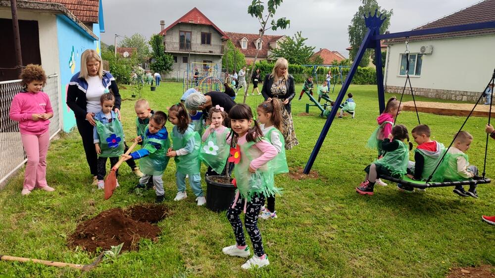 <p>„Htjeli smo da iskoristimo naša znanja i vještine kako bismo unaprijedili uslove boravka mališana u vrtiću i dodatno uredili dvorište. Akcija je lijep primjer mobilizacije zajednice na terenu i pokazatelj koliko svačiji doprinos, u ovakvim akcijama, znači“, kazala je predstavnica roditelja, Nada Jaredić</p>