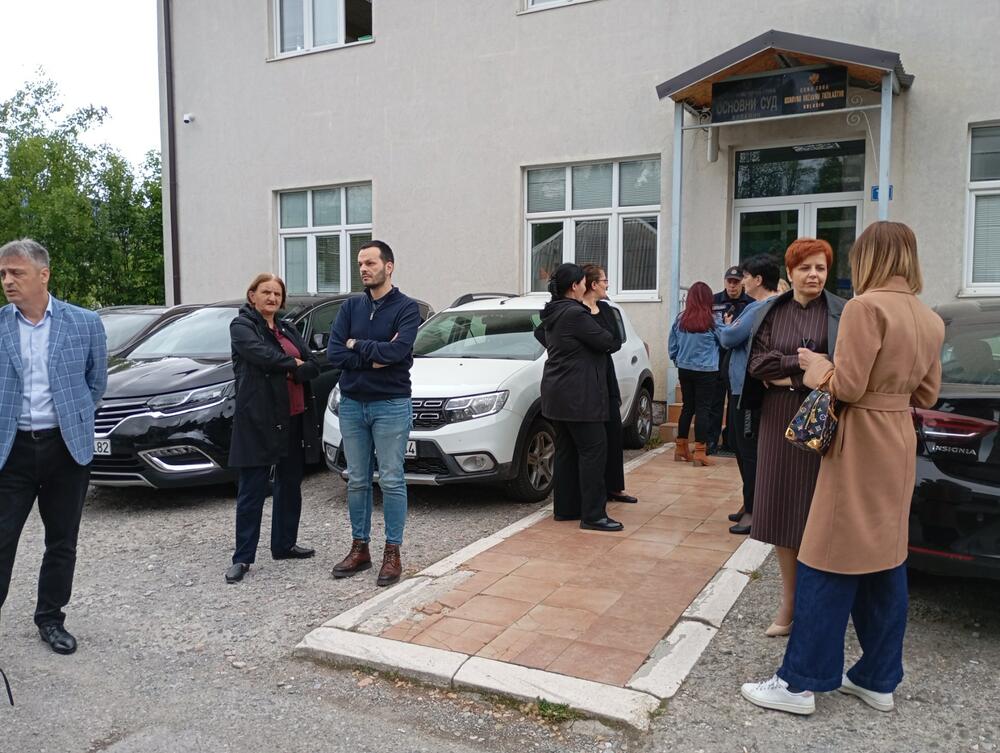 <p>Okupljeni su zatražili maksimalne kazne za napadače na Simonovića, ali i da taj sluča, kako je kazali dobije zasluženu pažnju</p>