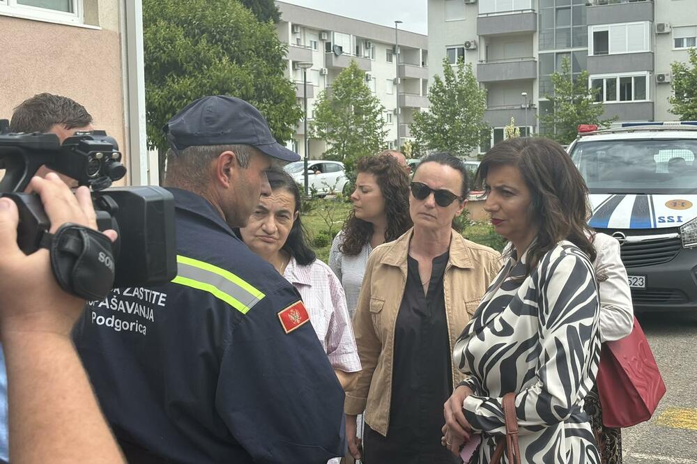 Jakšić Stojanović ispred škole, Foto: Jovan Mrdak