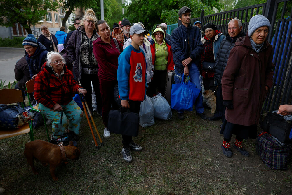 Građani Vovčanska pred evakuaciju, Foto: Reuters