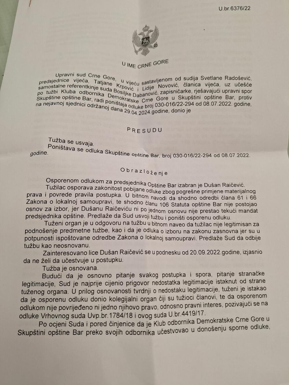 <p>"Sada se nakon svega postavlja pitanje, da li je Raičević koji je nakon lokalnih izbora u oktobru 2022. godine tijesnom većinom ponovo izabran za predsjednika, uopšte legitiman predsjednik s obzirom na okončanje predmetnog postupka i činjenicu da je isti prihvatio i inicirao da bude nezakonito izabran za predsjednika?", poručio je odbornik Demokrata</p>