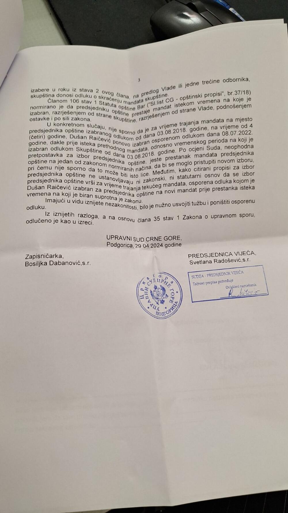 <p>"Sada se nakon svega postavlja pitanje, da li je Raičević koji je nakon lokalnih izbora u oktobru 2022. godine tijesnom većinom ponovo izabran za predsjednika, uopšte legitiman predsjednik s obzirom na okončanje predmetnog postupka i činjenicu da je isti prihvatio i inicirao da bude nezakonito izabran za predsjednika?", poručio je odbornik Demokrata</p>