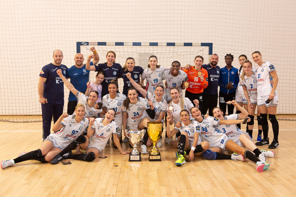 Rukometašice Budućnost sa šampionskim peharom, Foto: Luka Stanković/ŽRK Budućnost