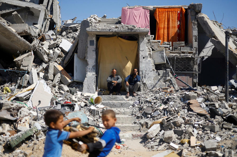 Palestinci ispred uništene kuće u Kan Junisu u Pojasu Gaze