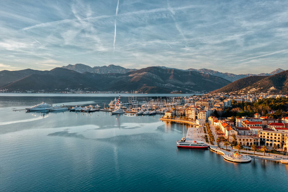 <p><em>April je Tivtu poklonio vjetar u leđa, tada su se raširila sva jedra i zaplovila tivatskim zalivom, onako ponosno i hrabro i punim plućima kako samo to Festival vjetra zna urediti.</em></p>