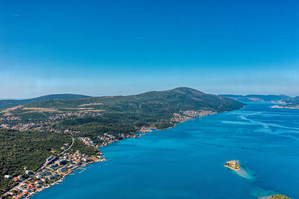 <p><em>April je Tivtu poklonio vjetar u leđa, tada su se raširila sva jedra i zaplovila tivatskim zalivom, onako ponosno i hrabro i punim plućima kako samo to Festival vjetra zna urediti.</em></p>