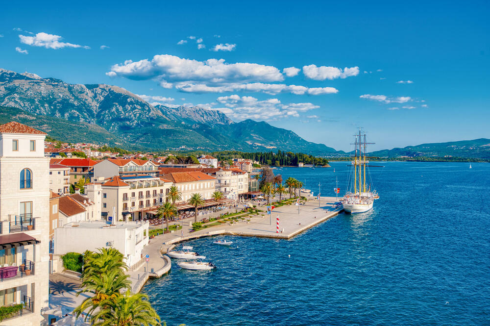 <p><em>April je Tivtu poklonio vjetar u leđa, tada su se raširila sva jedra i zaplovila tivatskim zalivom, onako ponosno i hrabro i punim plućima kako samo to Festival vjetra zna urediti.</em></p>