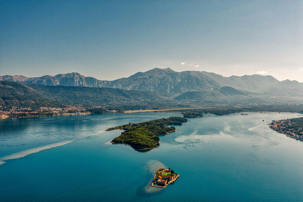 <p><em>April je Tivtu poklonio vjetar u leđa, tada su se raširila sva jedra i zaplovila tivatskim zalivom, onako ponosno i hrabro i punim plućima kako samo to Festival vjetra zna urediti.</em></p>