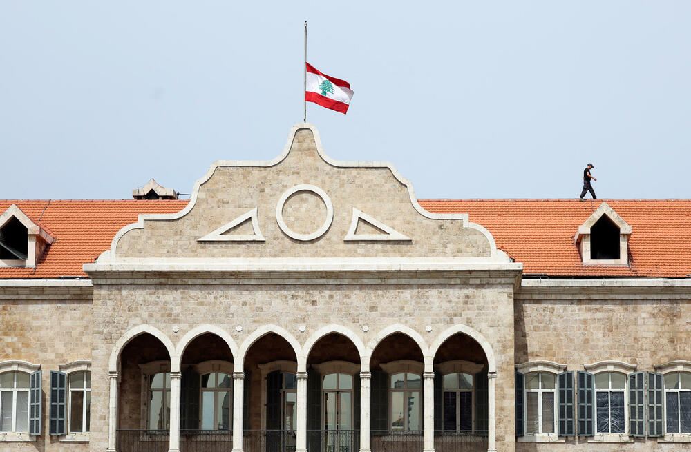 Libanska zastava na pola koplja na zgradi Vlade