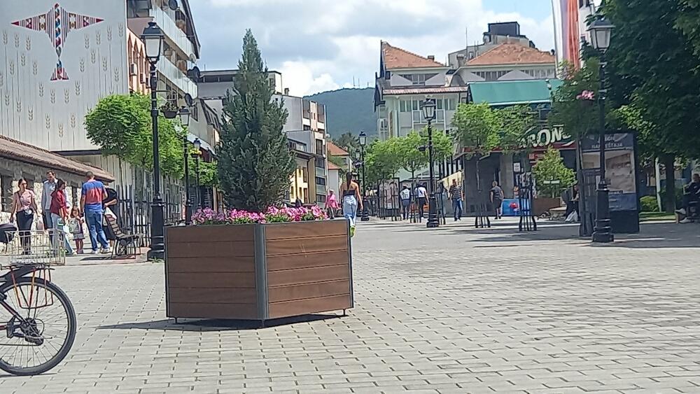 <p>Lokalna vlast koju predvodi Vraneš, nakon preuzimanja vlasti u aprilu prošle godine prekinula je raniju praksu da se većina ulica u centru i na ulazima u grad ukrasi crnogorskim zastavama</p>