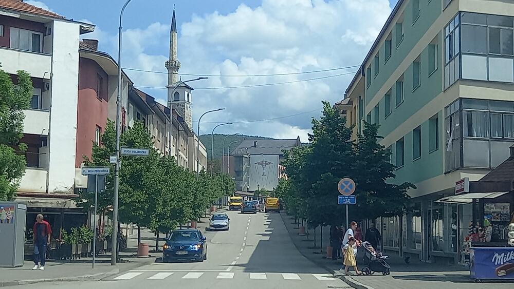 <p>Lokalna vlast koju predvodi Vraneš, nakon preuzimanja vlasti u aprilu prošle godine prekinula je raniju praksu da se većina ulica u centru i na ulazima u grad ukrasi crnogorskim zastavama</p>