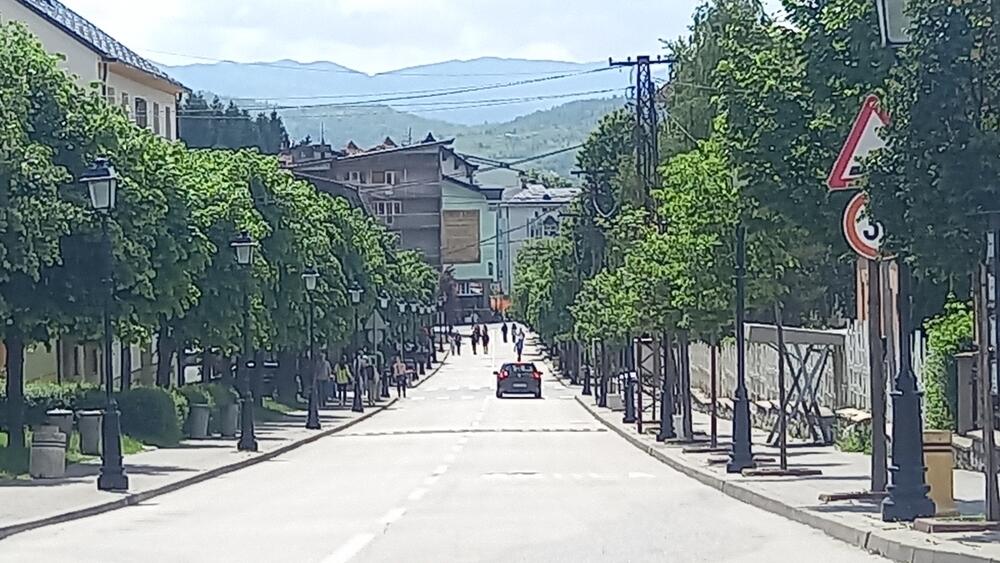 <p>Lokalna vlast koju predvodi Vraneš, nakon preuzimanja vlasti u aprilu prošle godine prekinula je raniju praksu da se većina ulica u centru i na ulazima u grad ukrasi crnogorskim zastavama</p>