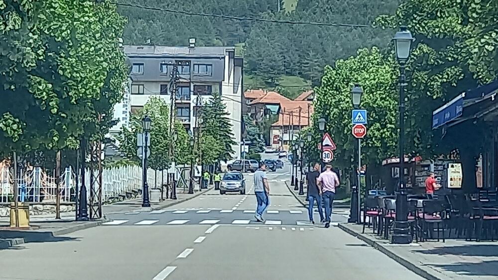 <p>Lokalna vlast koju predvodi Vraneš, nakon preuzimanja vlasti u aprilu prošle godine prekinula je raniju praksu da se većina ulica u centru i na ulazima u grad ukrasi crnogorskim zastavama</p>