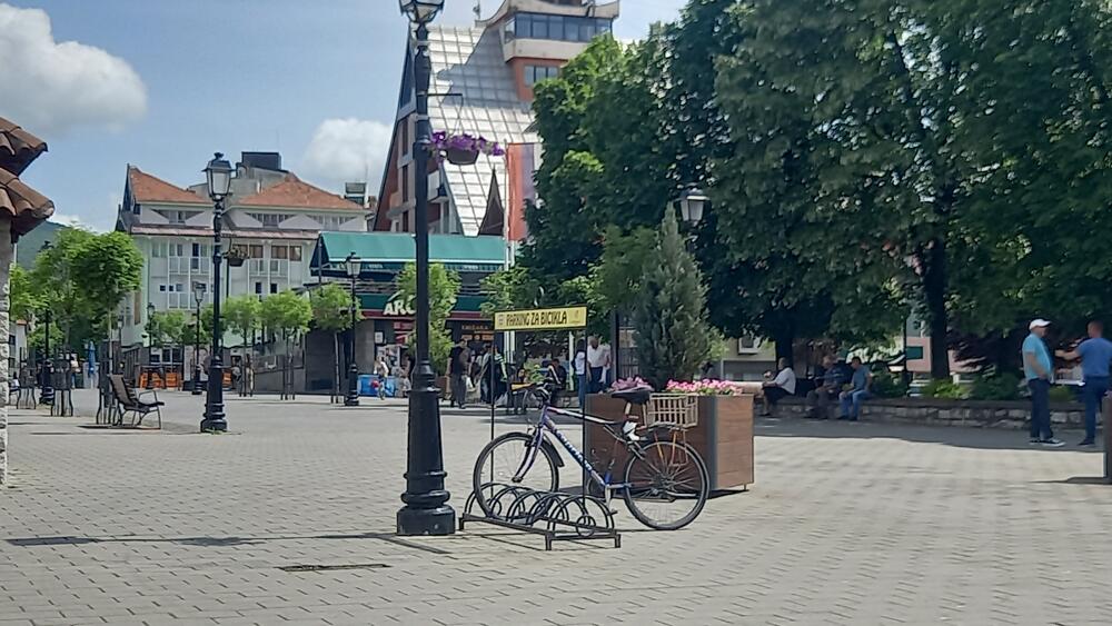 <p>Lokalna vlast koju predvodi Vraneš, nakon preuzimanja vlasti u aprilu prošle godine prekinula je raniju praksu da se većina ulica u centru i na ulazima u grad ukrasi crnogorskim zastavama</p>