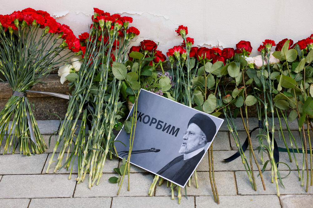 Cvijeće za žrtve helikopterske nesreće ispred ambasade Irana u Moskvi, Foto: Rojters