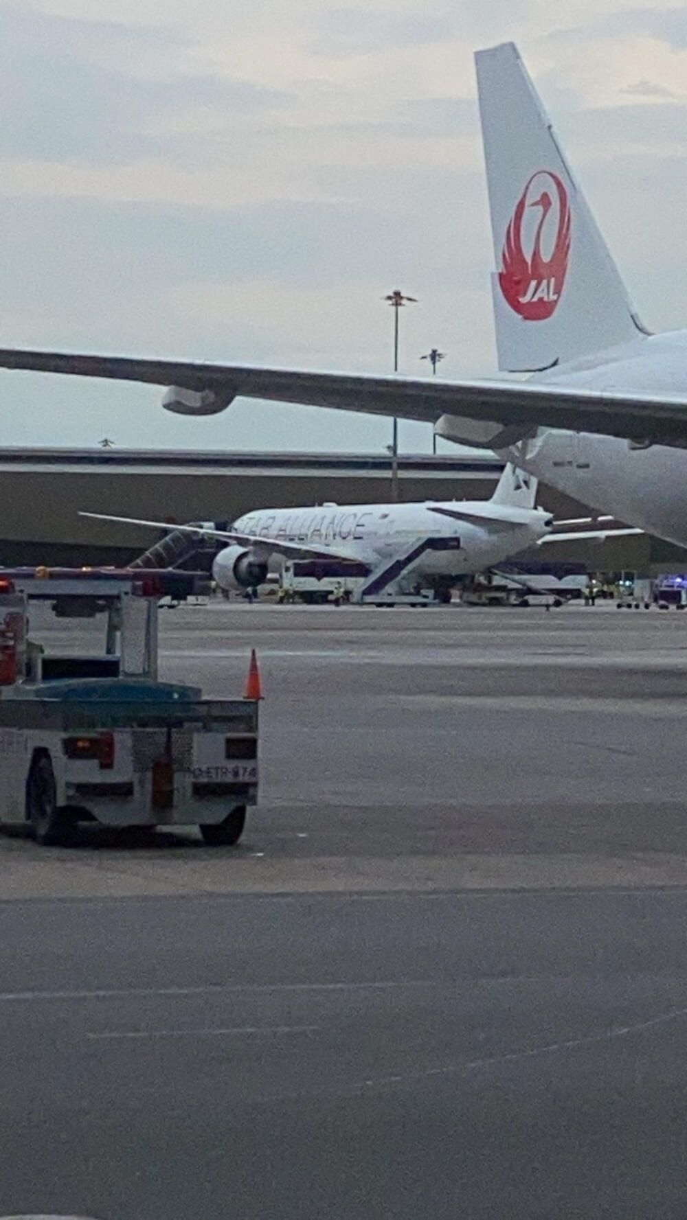 <p>Avion Boing 777-300ER sa 211 putnika i 18 članova posade bio je na putu za Singapur kada je hitno sletio, navodi se u saopštenju avio kompanije</p>