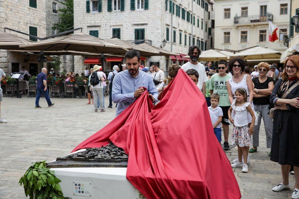 <p>Svečanosti su prisustvovali predsjednik Opštine Kotor, Vladimir Jokić, sekretarka za urbanizam, stanovanje i uređenje prostora, Jelena Franović, predstavnici TO Kotor, kao i sam autor makete - akademski vajar Goran Moškov</p>