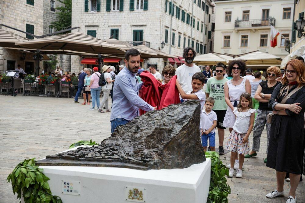 <p>Svečanosti su prisustvovali predsjednik Opštine Kotor, Vladimir Jokić, sekretarka za urbanizam, stanovanje i uređenje prostora, Jelena Franović, predstavnici TO Kotor, kao i sam autor makete - akademski vajar Goran Moškov</p>