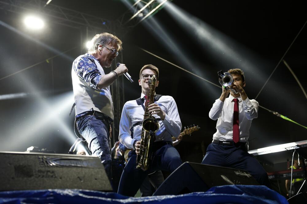 Gibonni na koncertu u Baru, Foto: Media Biro