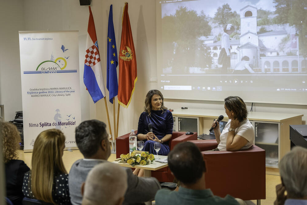 <p>"U velikoj dvorani Gradske biblioteke Marka Marulića predstavljena je zbirka pjesama 'Ko li mi te brani' autorke Jelene Jovetić, a razgovor je vodila Milena Budimir, novinarka Slobodne Dalmacije"</p>