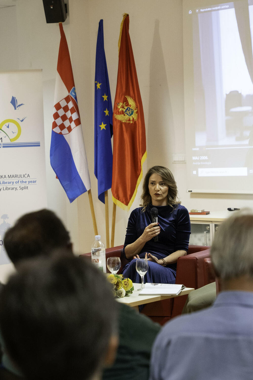 <p>"U velikoj dvorani Gradske biblioteke Marka Marulića predstavljena je zbirka pjesama 'Ko li mi te brani' autorke Jelene Jovetić, a razgovor je vodila Milena Budimir, novinarka Slobodne Dalmacije"</p>