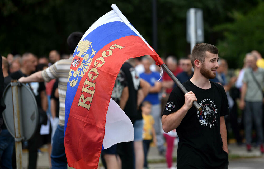 <p>Skupu prisustvuju i sveštena lica, ali u poslanik Ujedinjene Crne Gore (UCG) Vladimir Dobričanin i potpredsjednik opštine Berane Mladen Premović, predsjednik Prave Crne Gore Marko Milačić, bivša ministarka prosvjete Vesna Bratić, Zdravko Kasalica..</p>