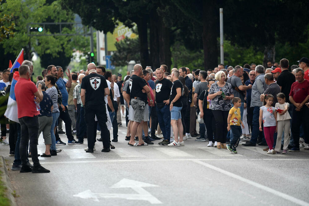 <p>Skupu prisustvuju i sveštena lica, ali u poslanik Ujedinjene Crne Gore (UCG) Vladimir Dobričanin i potpredsjednik opštine Berane Mladen Premović, predsjednik Prave Crne Gore Marko Milačić, bivša ministarka prosvjete Vesna Bratić, Zdravko Kasalica..</p>