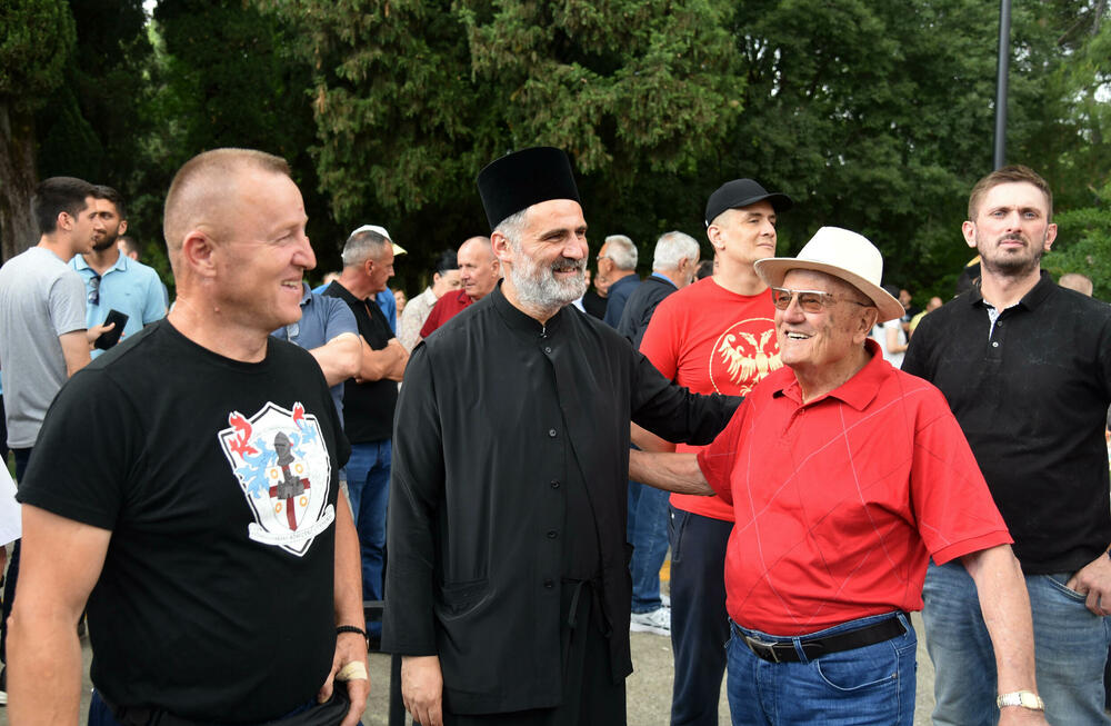 <p>Skupu prisustvuju i sveštena lica, ali u poslanik Ujedinjene Crne Gore (UCG) Vladimir Dobričanin i potpredsjednik opštine Berane Mladen Premović, predsjednik Prave Crne Gore Marko Milačić, bivša ministarka prosvjete Vesna Bratić, Zdravko Kasalica..</p>