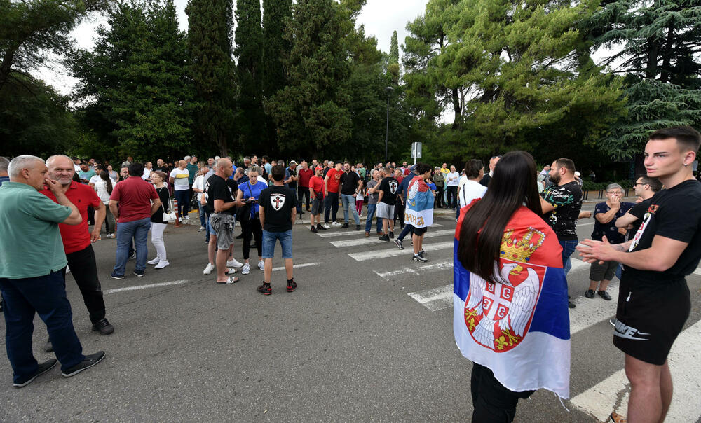 <p>Skupu prisustvuju i sveštena lica, ali u poslanik Ujedinjene Crne Gore (UCG) Vladimir Dobričanin i potpredsjednik opštine Berane Mladen Premović, predsjednik Prave Crne Gore Marko Milačić, bivša ministarka prosvjete Vesna Bratić, Zdravko Kasalica..</p>