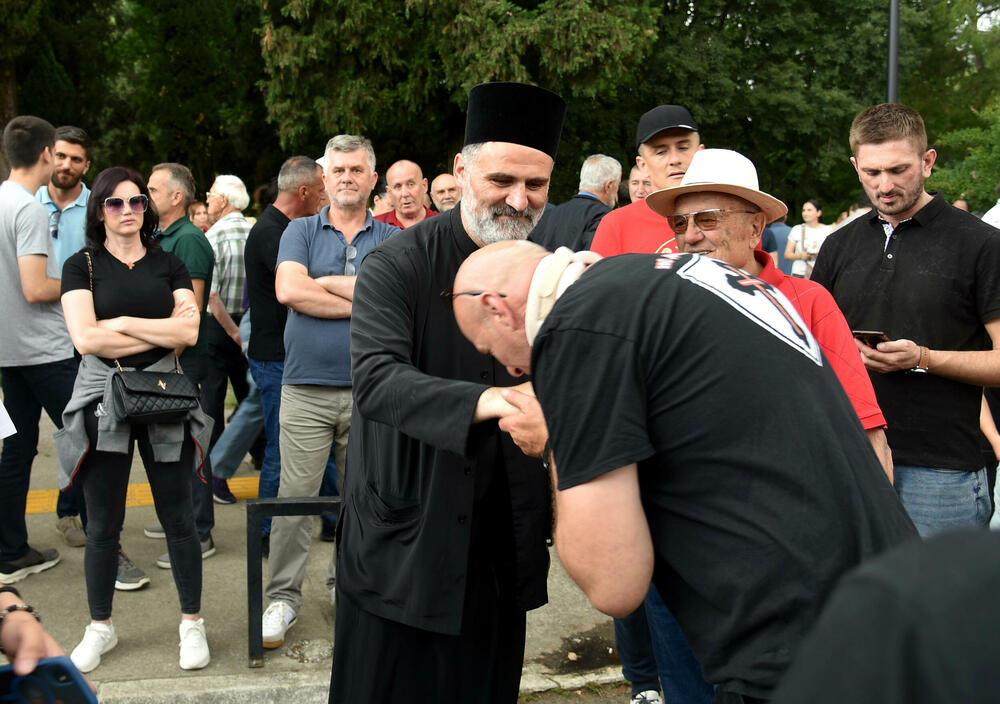 <p>Skupu prisustvuju i sveštena lica, ali u poslanik Ujedinjene Crne Gore (UCG) Vladimir Dobričanin i potpredsjednik opštine Berane Mladen Premović, predsjednik Prave Crne Gore Marko Milačić, bivša ministarka prosvjete Vesna Bratić, Zdravko Kasalica..</p>