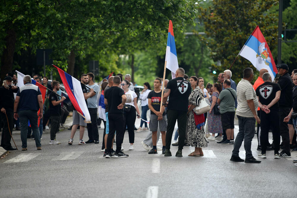 <p>Skupu prisustvuju i sveštena lica, ali u poslanik Ujedinjene Crne Gore (UCG) Vladimir Dobričanin i potpredsjednik opštine Berane Mladen Premović, predsjednik Prave Crne Gore Marko Milačić, bivša ministarka prosvjete Vesna Bratić, Zdravko Kasalica..</p>