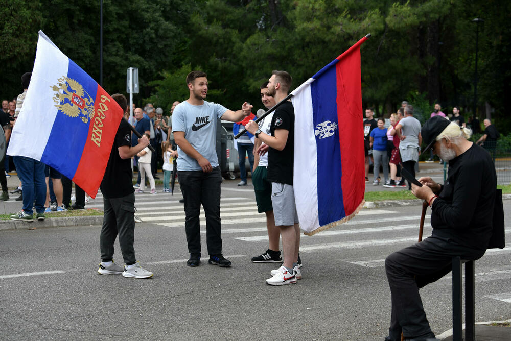 <p>Skupu prisustvuju i sveštena lica, ali u poslanik Ujedinjene Crne Gore (UCG) Vladimir Dobričanin i potpredsjednik opštine Berane Mladen Premović, predsjednik Prave Crne Gore Marko Milačić, bivša ministarka prosvjete Vesna Bratić, Zdravko Kasalica..</p>