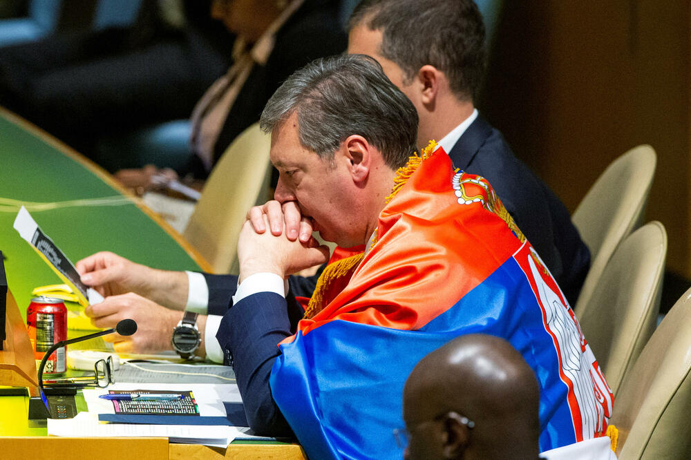 Vučić ogrnut zastavom Srbije na sjednici Generalne skupštine UN, Foto: Reuters