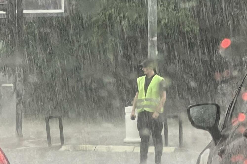 Policajka reguliše saobraćaj na jakoj kiši, Foto: Čitalac Vijesti