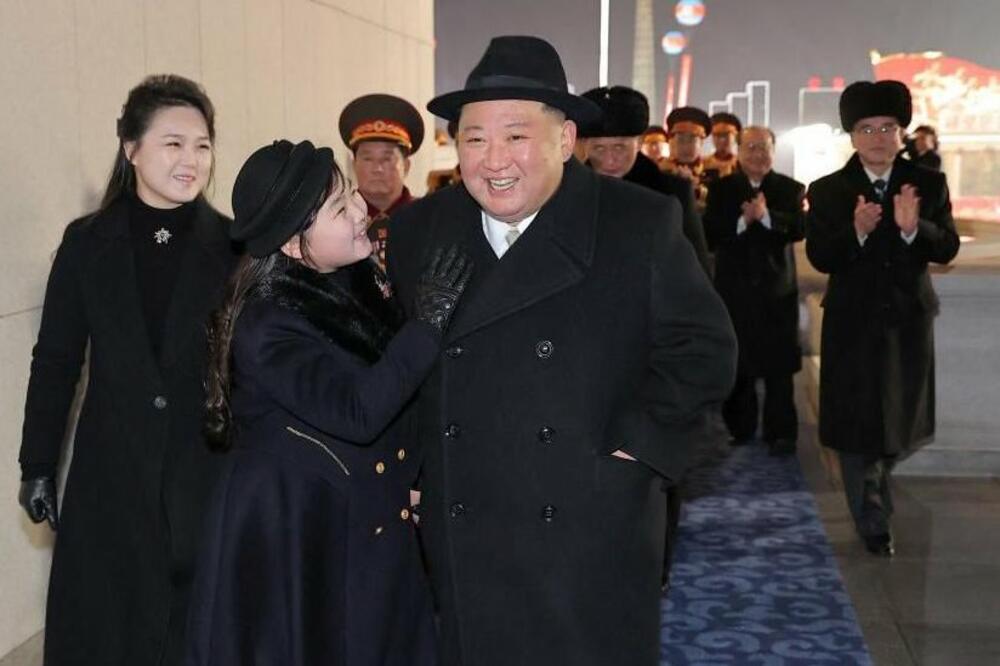 Kim Džong Un sa suprugom Ri Sol Ju (lijevo) i ćerkom Kim Ju Ae (u sredini) prisustvovao je vojnoj paradi, Foto: Reuters