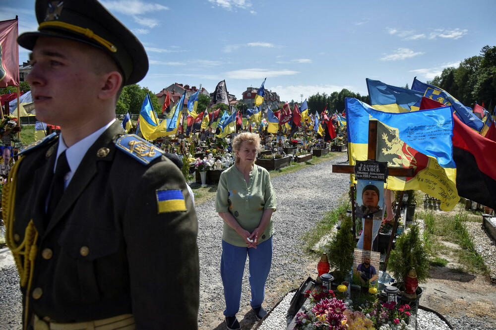 Ukrajinci za Dan heroja na groblju u Lavovu, Foto: Rojters