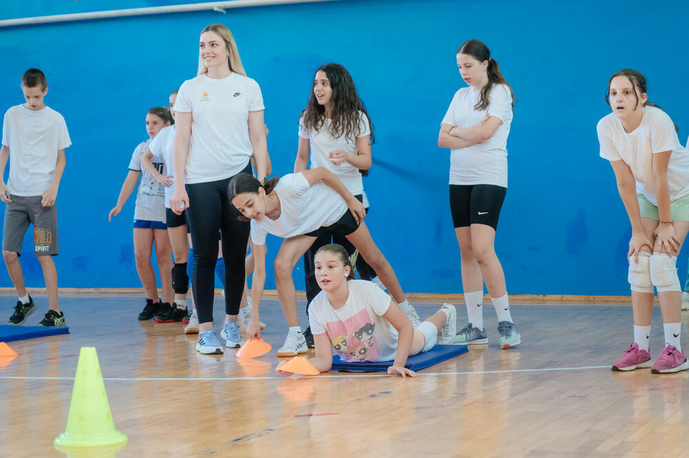 <p>Donacijom OŠ ”Oktoih” nastavljena inicijativa ”JEDAN mijenja svijet”</p>