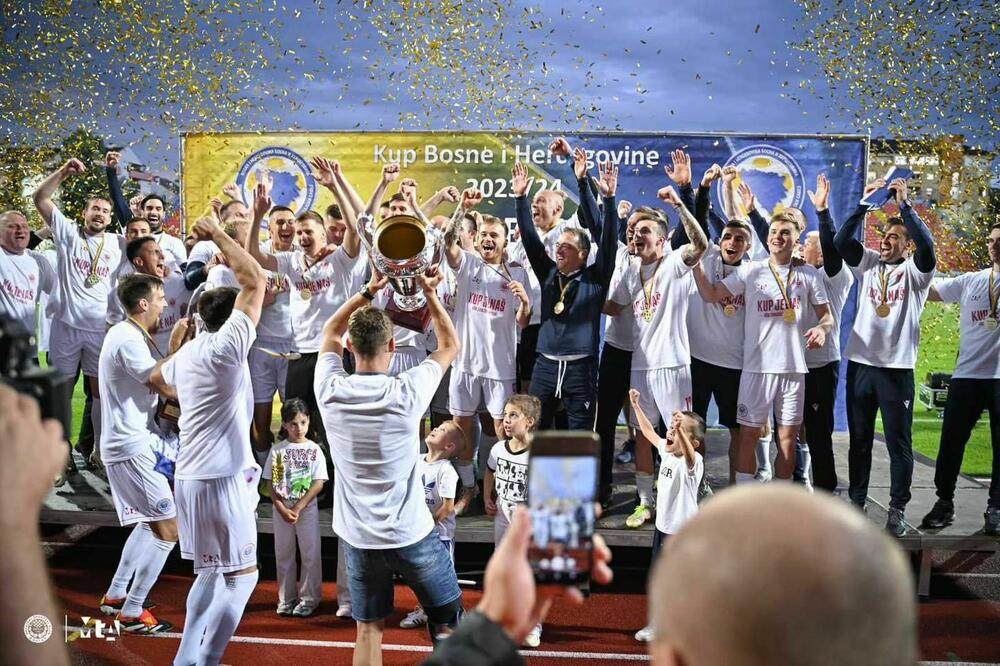 Velika serija pobjeda krunisana trofejom u Kupu: Željko Petrović slavi sa igračima Zrinjskog, Foto: HNK Zrinjski