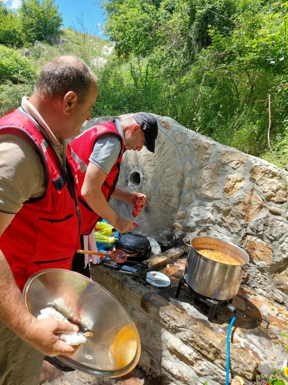 <p>Nikšićki Crveni krst organizovao okupljanje veterana i veteranki iz grada pod Trebjesom i Herceg Novog</p>