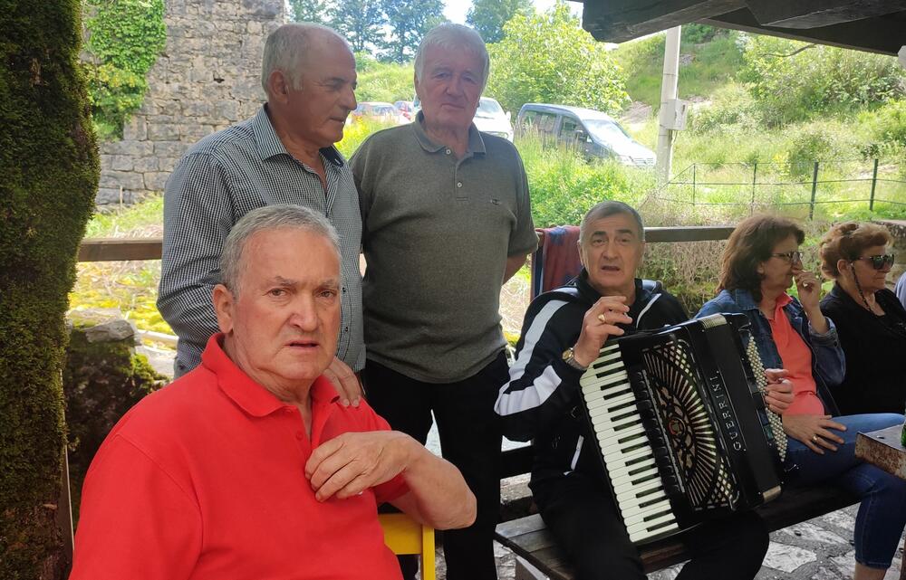 <p>Nikšićki Crveni krst organizovao okupljanje veterana i veteranki iz grada pod Trebjesom i Herceg Novog</p>