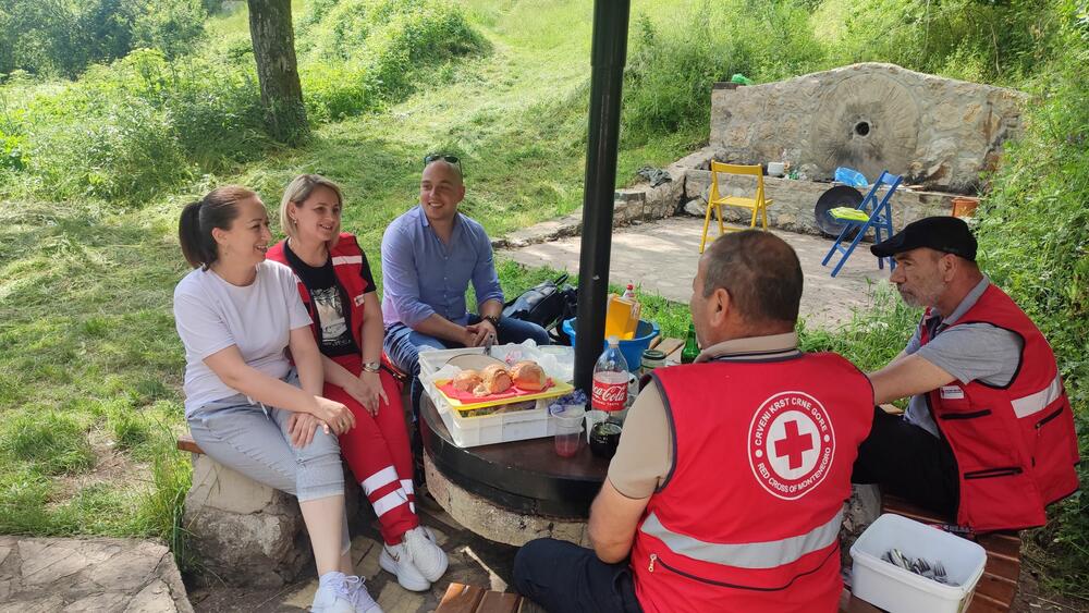 <p>Nikšićki Crveni krst organizovao okupljanje veterana i veteranki iz grada pod Trebjesom i Herceg Novog</p>