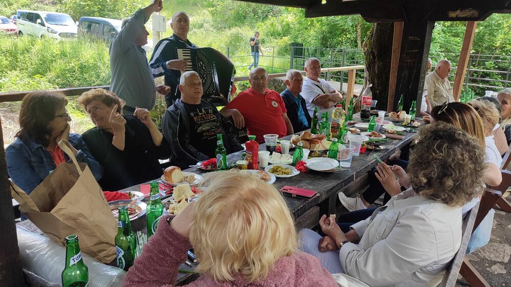 <p>Nikšićki Crveni krst organizovao okupljanje veterana i veteranki iz grada pod Trebjesom i Herceg Novog</p>